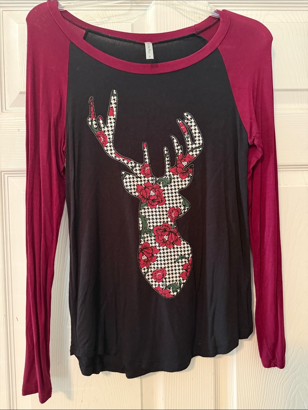 Acting Pro Black Body Burgundy Raglan Long-Sleeve Top with Floral Deer Graphic
